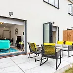 Stunning West London Garden Flat 4Bed 2 Bath Free Parking 10 Occupancy