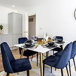 Stunning West London Garden Flat 4Bed 2 Bath Free Parking 10 Occupancy