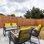 Stunning West London Garden Flat 4Bed 2 Bath Free Parking 10 Occupancy