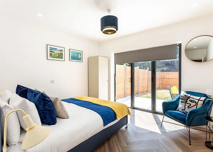 Stunning West London Garden Flat 4Bed 2 Bath Free Parking 10 Occupancy